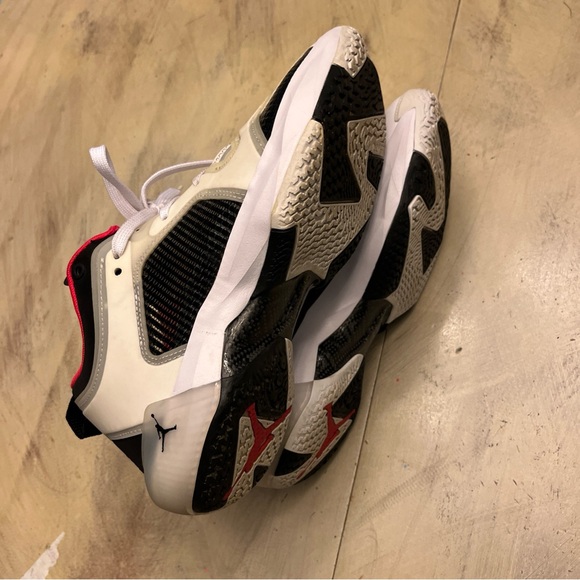 Air Jordan 37 Low Siren Red Low, Men’s Size 8 US - Picture 5 of 7